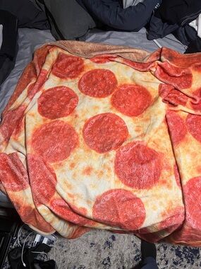 Pepperoni Pizza Print Plush Throw Blanket - Red & Orange